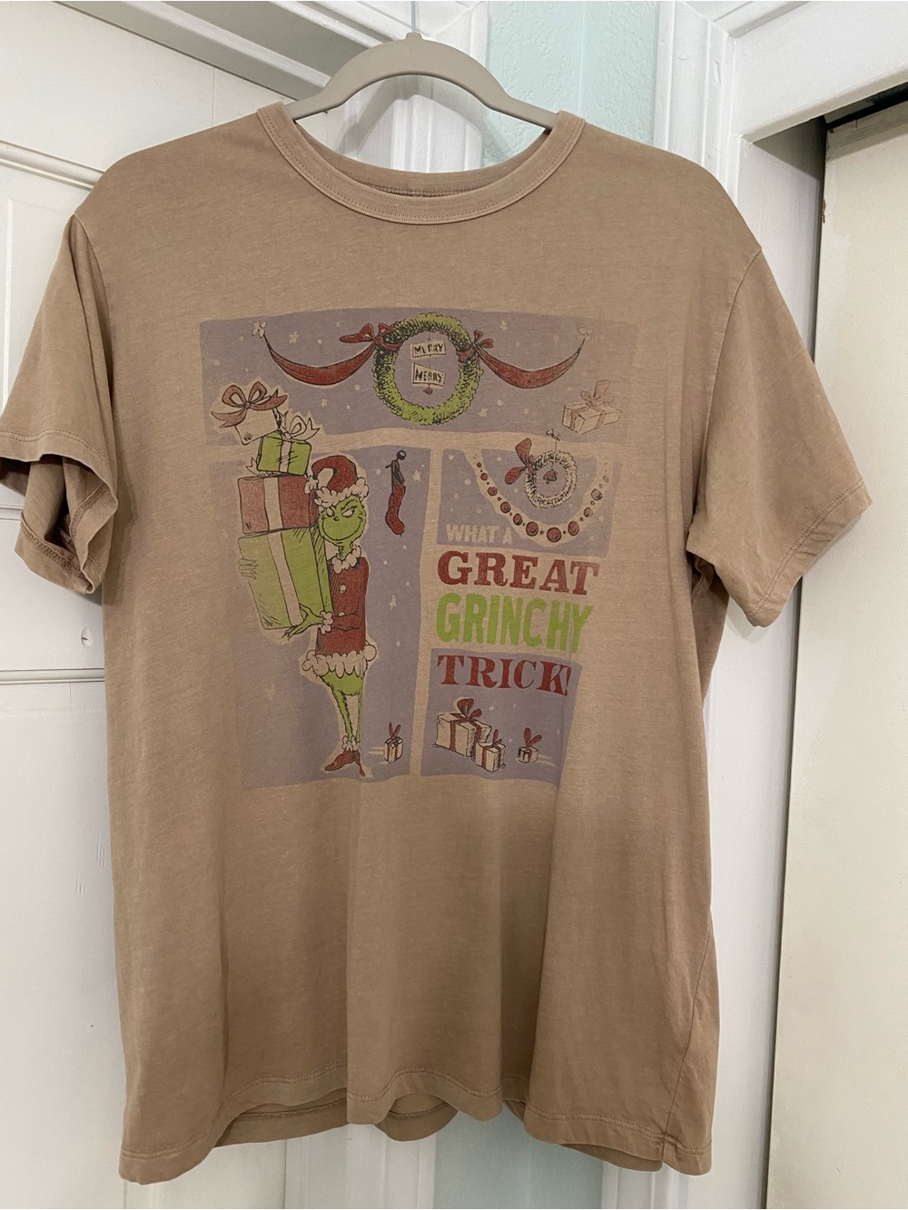 American Eagle Outfitters Tan Grinch Graphic Short-Sleeve Tee